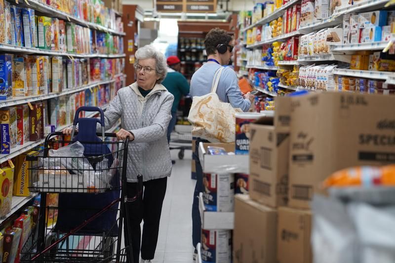5月8日	，顾客在美国纽约一家商店选购商品	。新华社